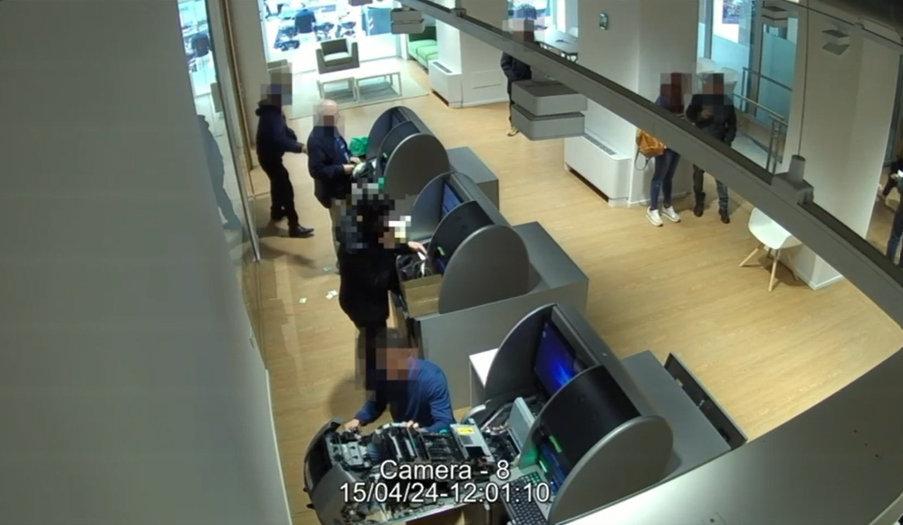 Banda del bancomat: ecco come hanno agganciato la vittima IL VIDEO