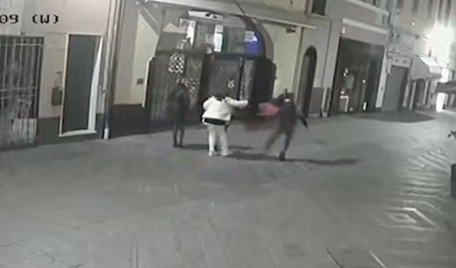 Loano, scippatore ruba una borsa: arrestato, ecco il video shock