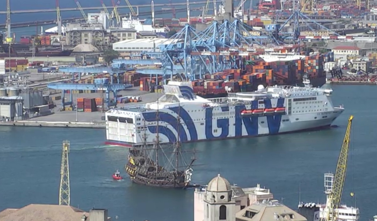 Genova, il galeone dei pirati lascia il Porto Antico