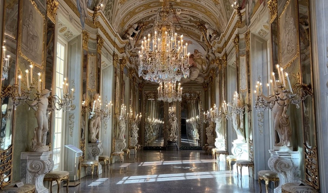 Genova, concluso il restauro della Galleria degli Specchi a Palazzo Reale