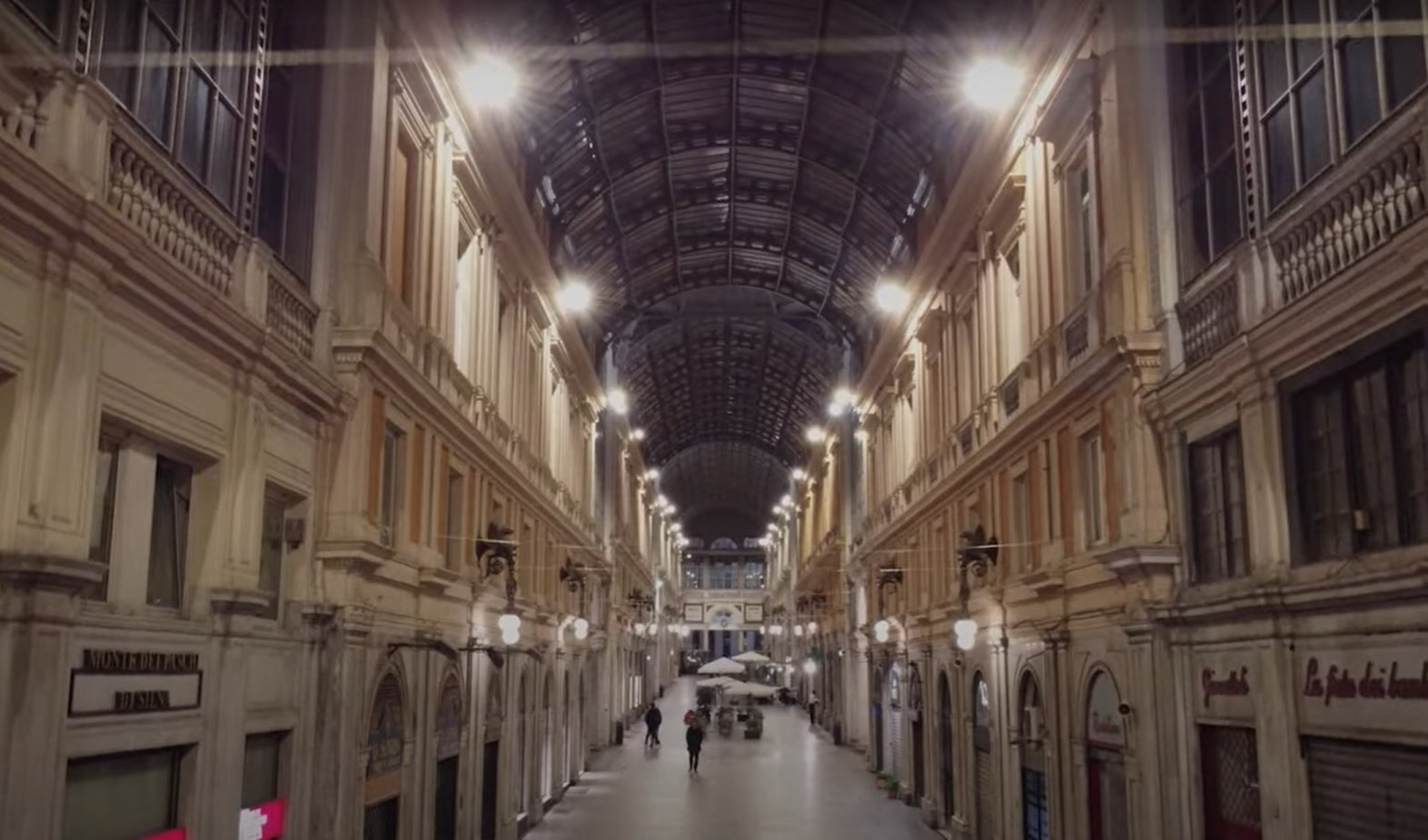 Genova, titolare in pausa: ladro ruba maglie di cashmere in galleria Mazzini