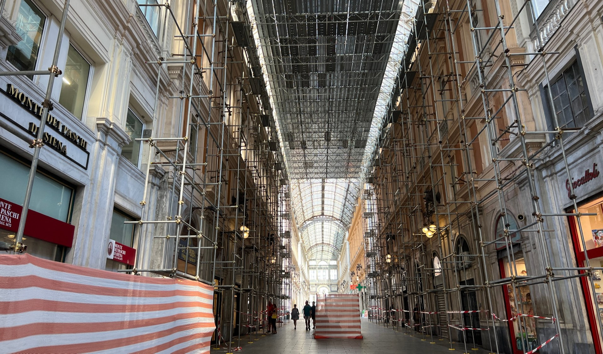 Ritornati i ponteggi in Galleria Mazzini, un anno e mezzo per i lavori alla copertura