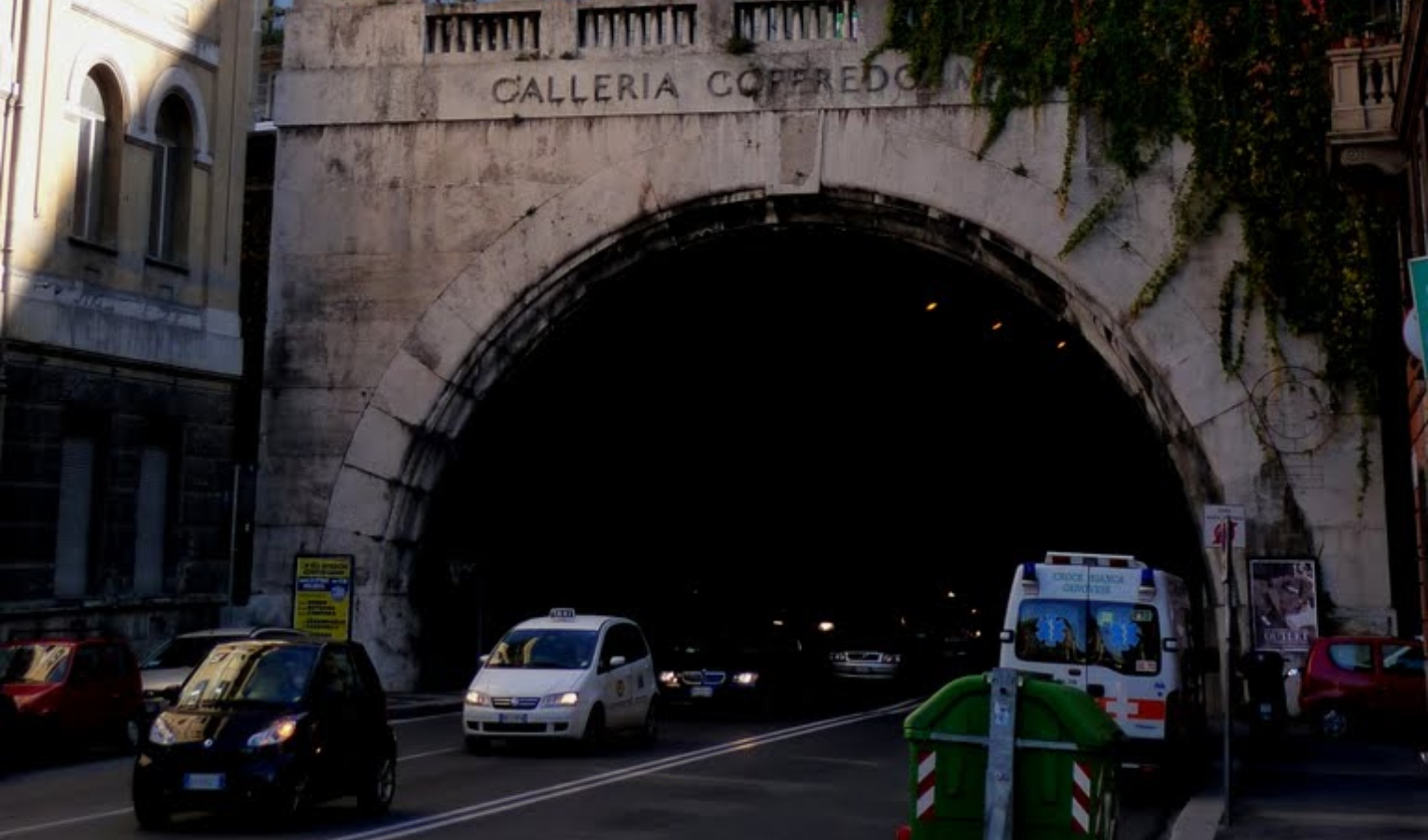 Genova, motorino elettrico in fiamme in galleria Mameli: strada chiusa e riaperta