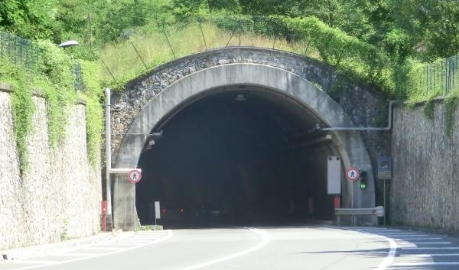 Tragedia alla Spezia, incidente in galleria: muore motociclista di 55 anni