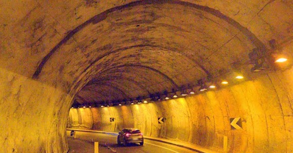Inferno di lamiere nella galleria Marinasco alla Spezia: un morto e tre feriti