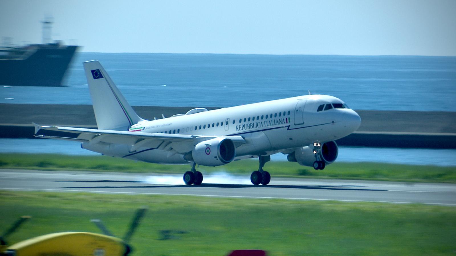 L'atterraggio dell'aereo del Presidente della Repubblica Mattarella all'Aeroporto Cristoforo Colombo