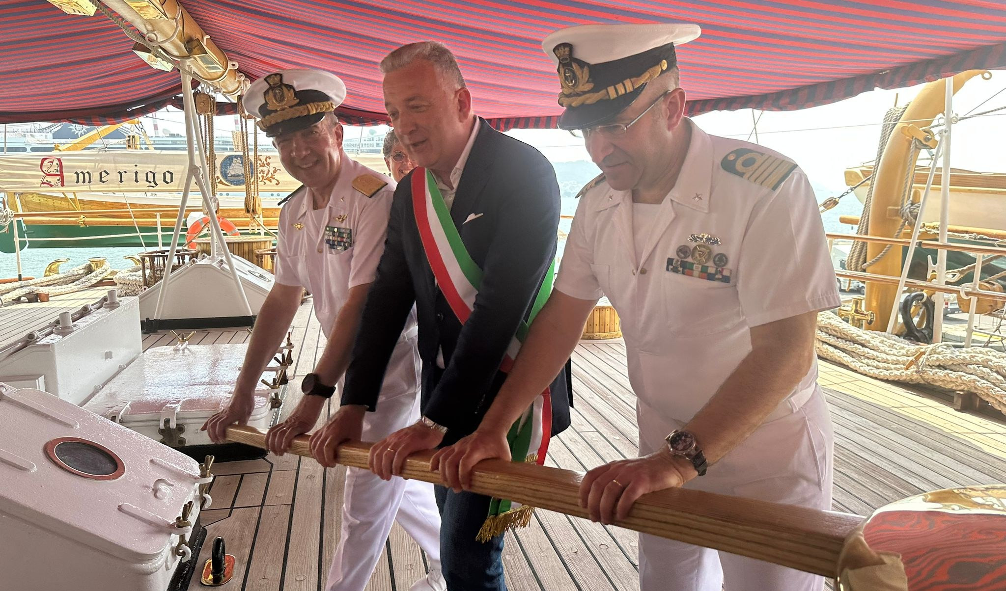 Il sindaco Peracchini, l'Ammiraglio Biaggi e il Comandante Lai spingono il verricello della Vespucci