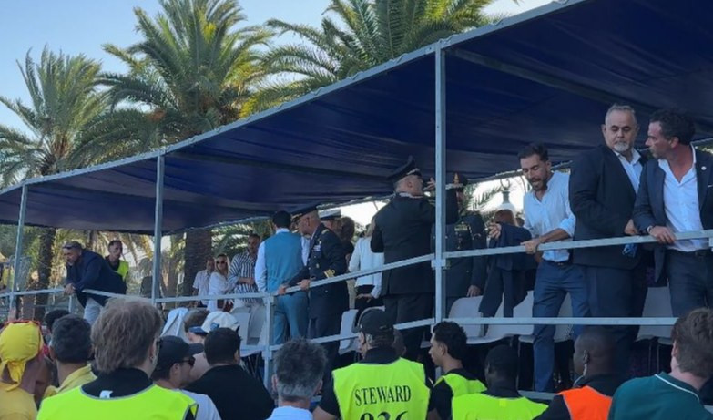 cedimento tribuna con diverse persone sopra e sotto