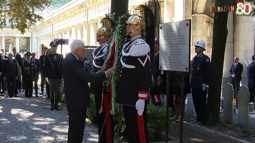 Il Presidente della Repubblica Mattarella rende omaggio al Campo dei Partigiani all'interno del cimitero monumentale di Staglieno