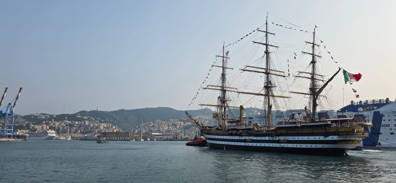 Il Vespucci nel porto di Genova