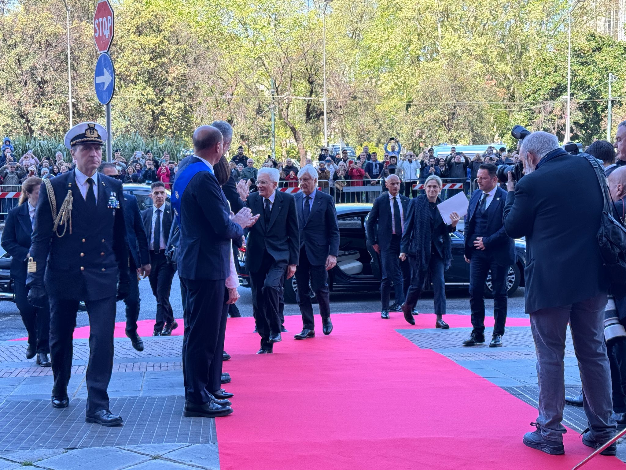 Il Presidente della Repubblica Mattarella arriva al Teatro nazionale Ivo Chiesa