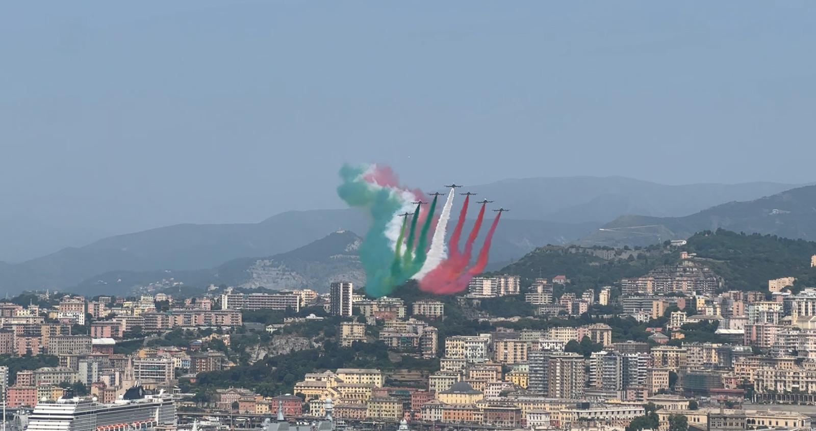 Le Frecce Tricolori solcano il cielo di Genova