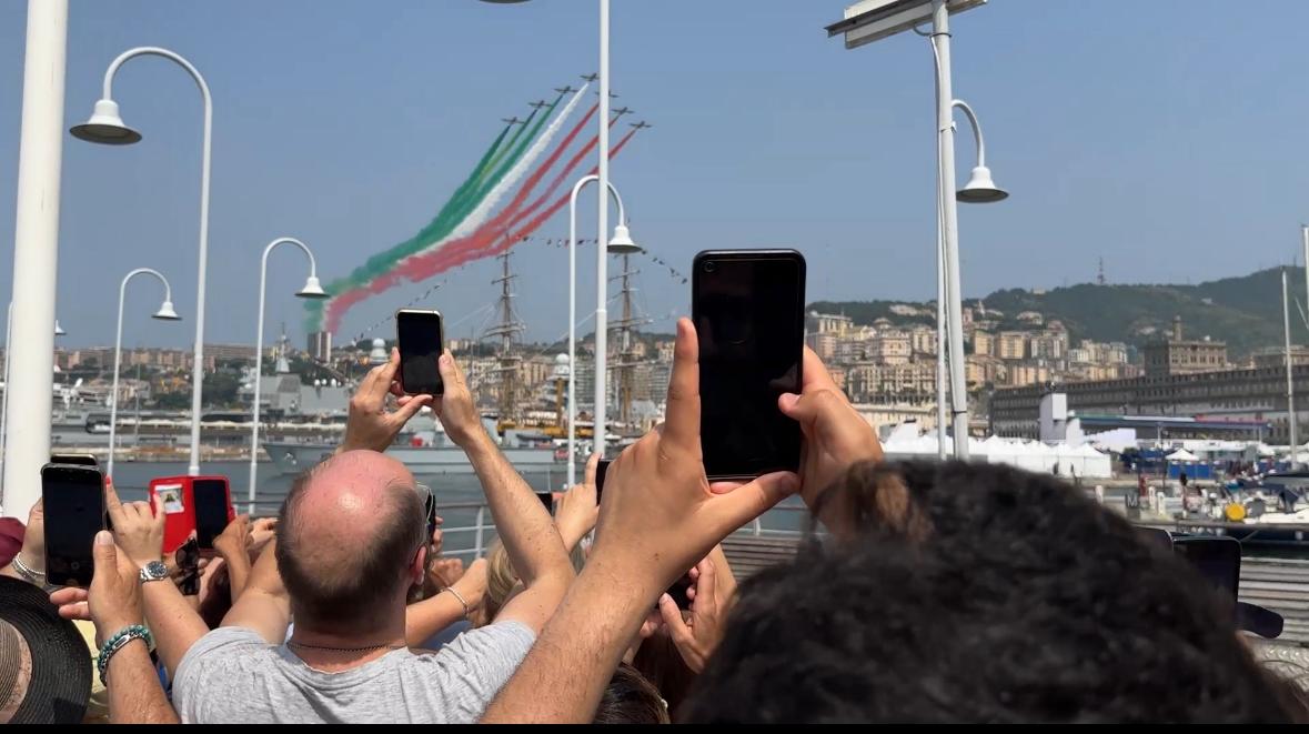 I genovesi immortalano il passaggio delle Frecce Tricolori
