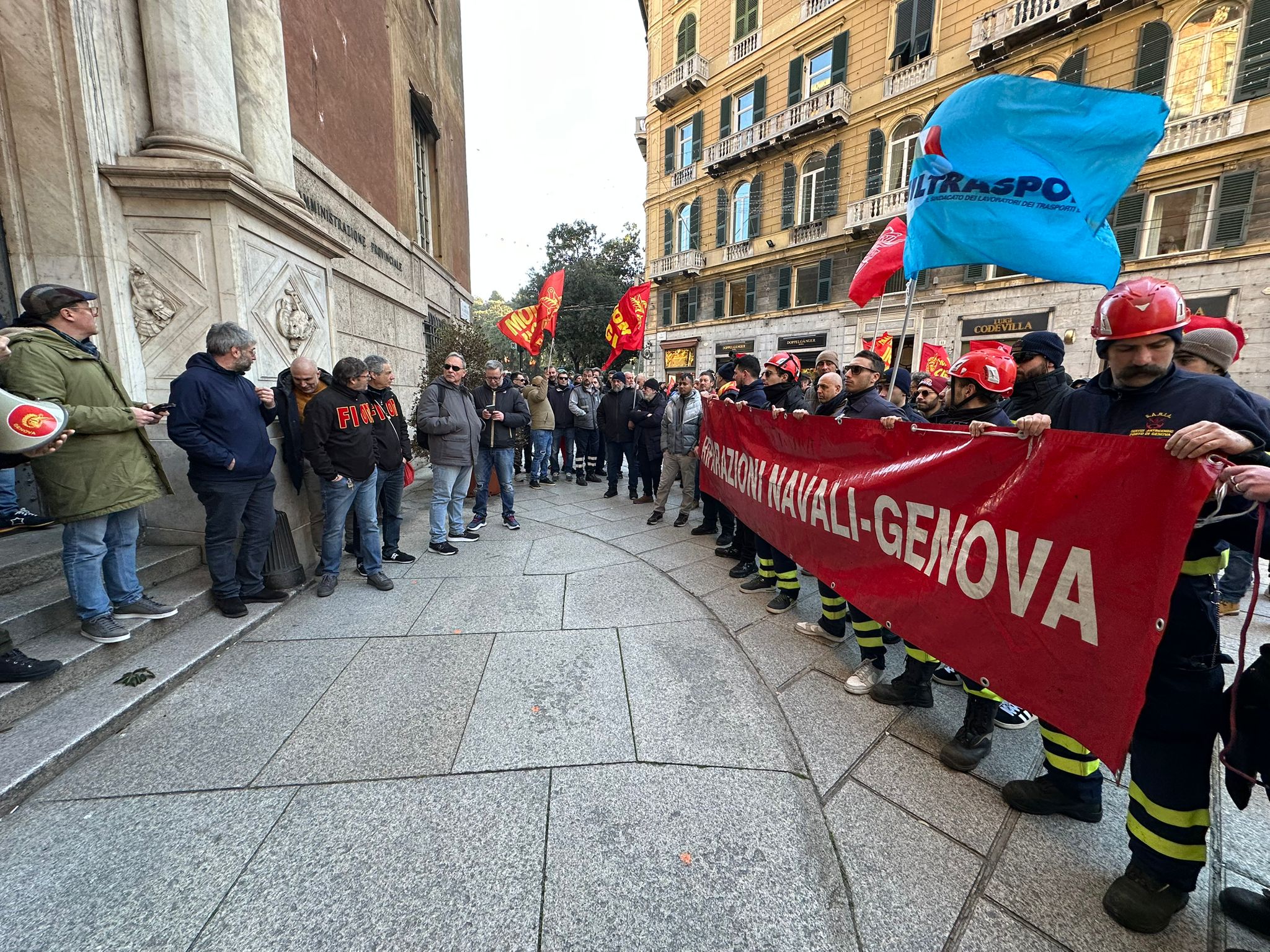 I lavoratori davanti alla Prefettura di Genova