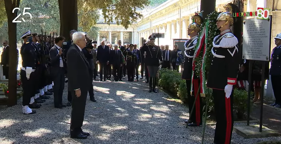 Il Presidente della Repubblica Mattarella rende omaggio al Campo dei Partigiani all'interno del cimitero monumentale di Staglieno