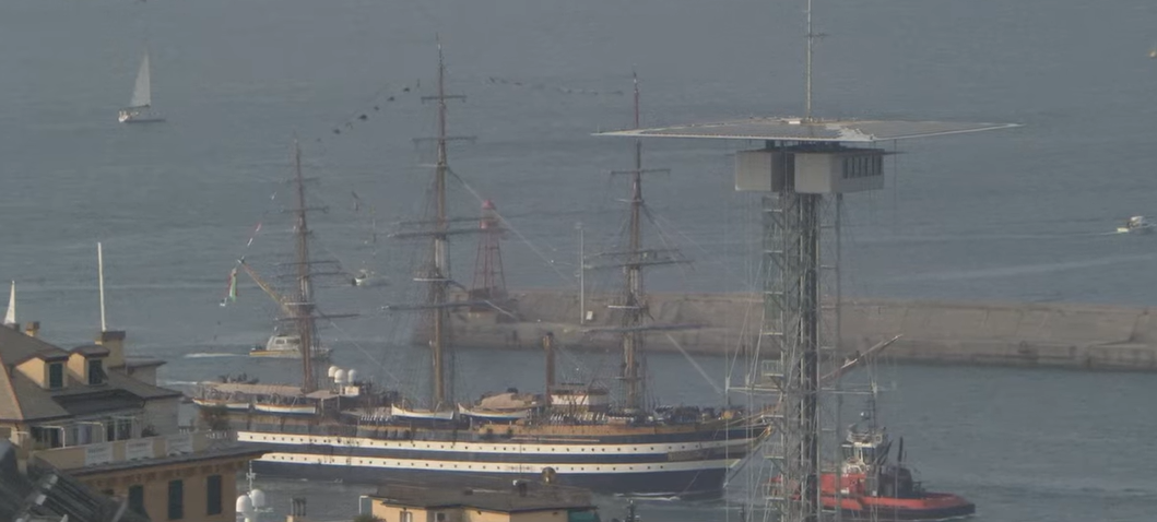 Il Vespucci passa l'imbocco del porto di Genova