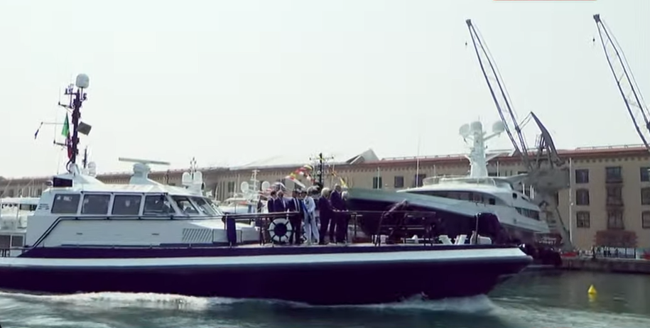 Il Presidente Mattarella a bordo della pilotina saluta le navi della Marina