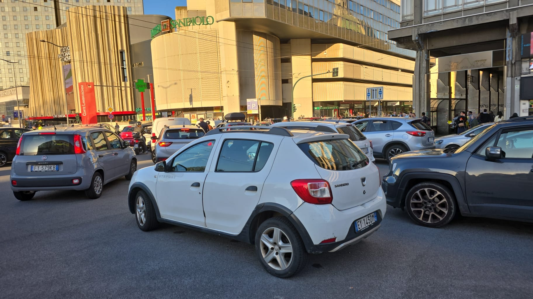 Il traffico in piazza delle Americhe