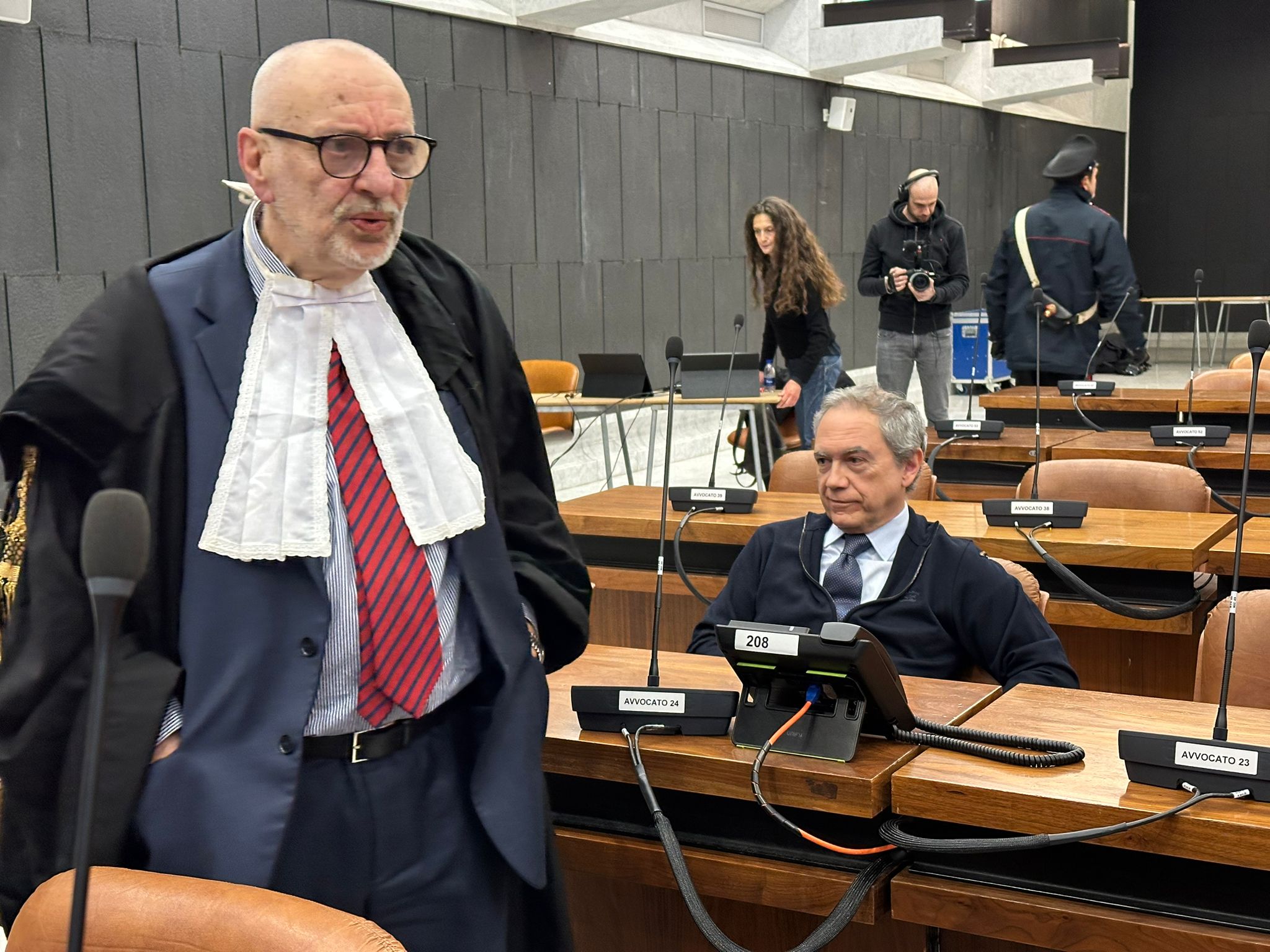 L’avvocato Vernazza, seduto Marco Soracco