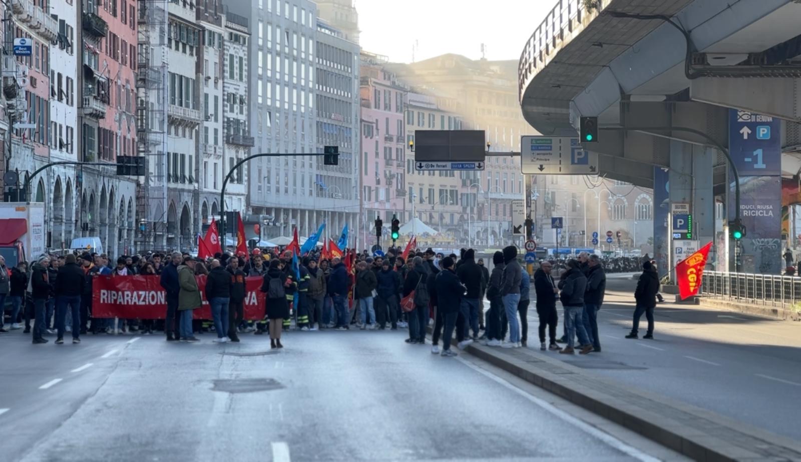 Il corteo in via Gramsci