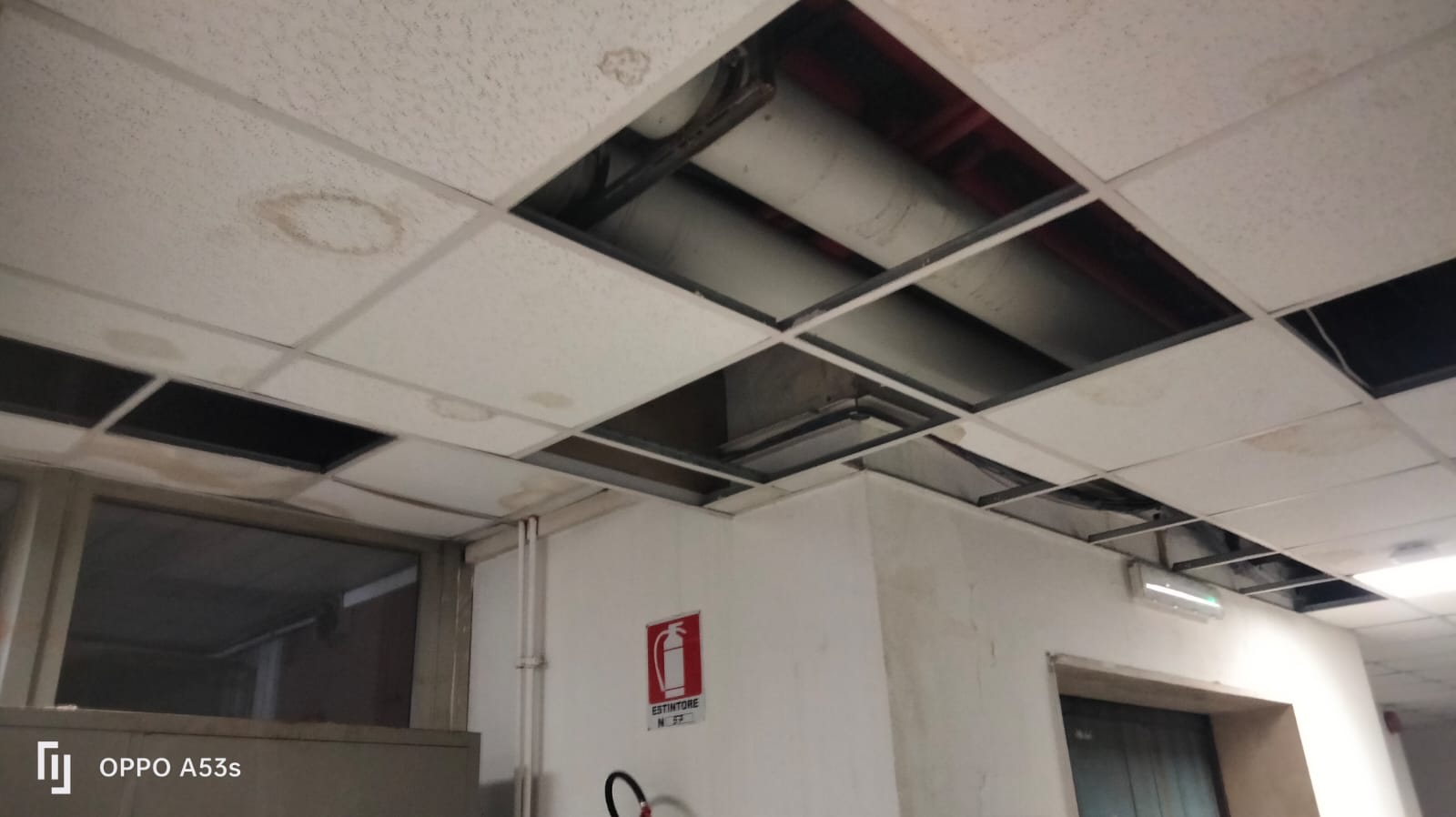 Il controsoffitto crollato al secondo piano (4)