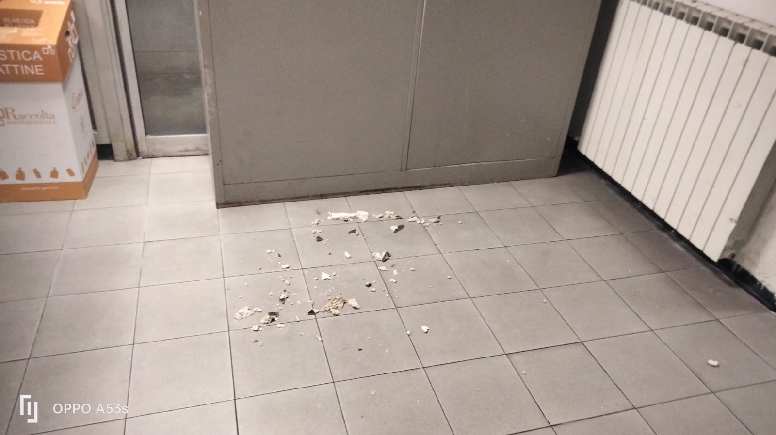 Il controsoffitto crollato al secondo piano (3)