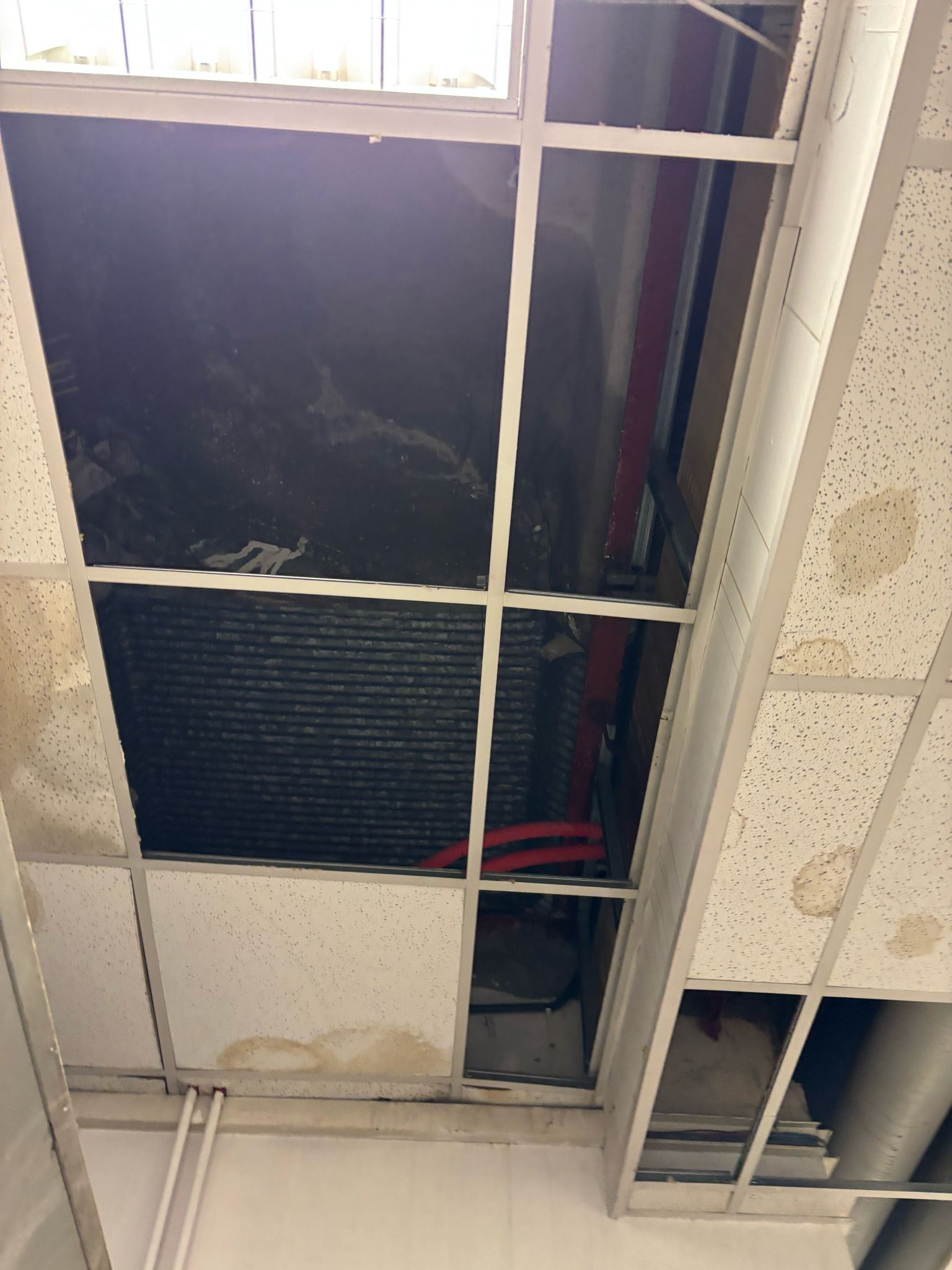 Il controsoffitto crollato al secondo piano