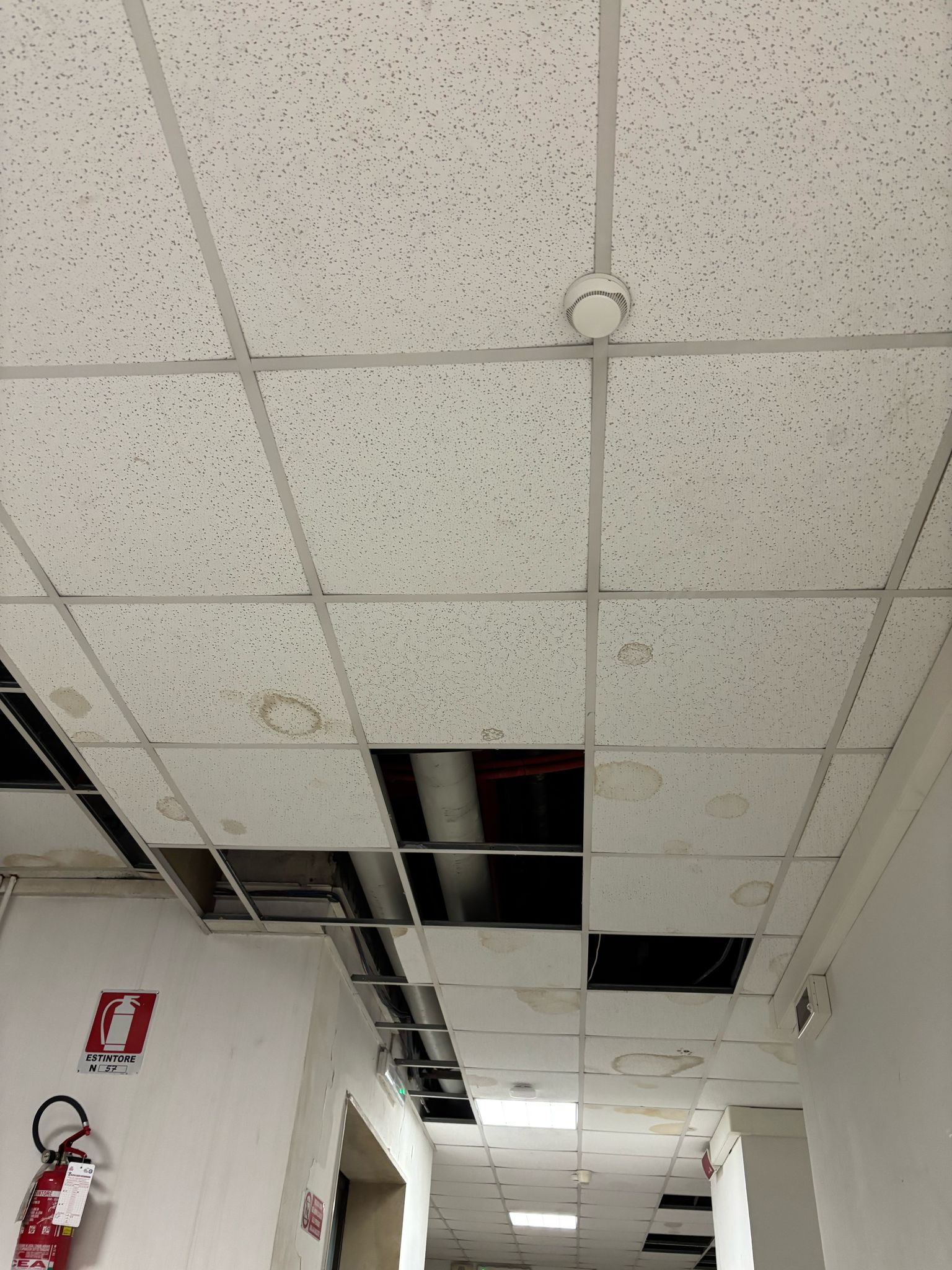 Il controsoffitto crollato al secondo piano (2)