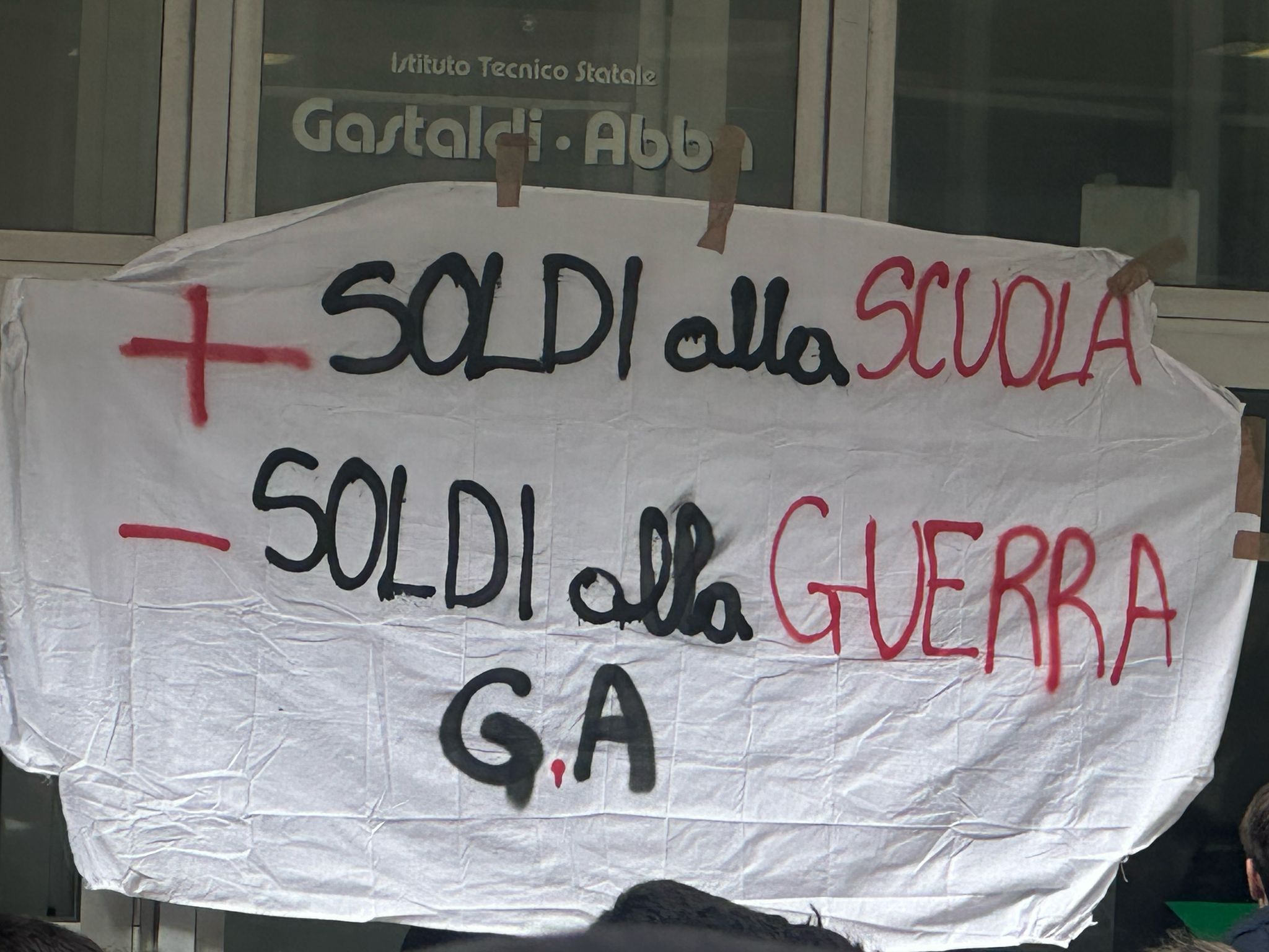 Lo striscione affisso davanti all'entrata