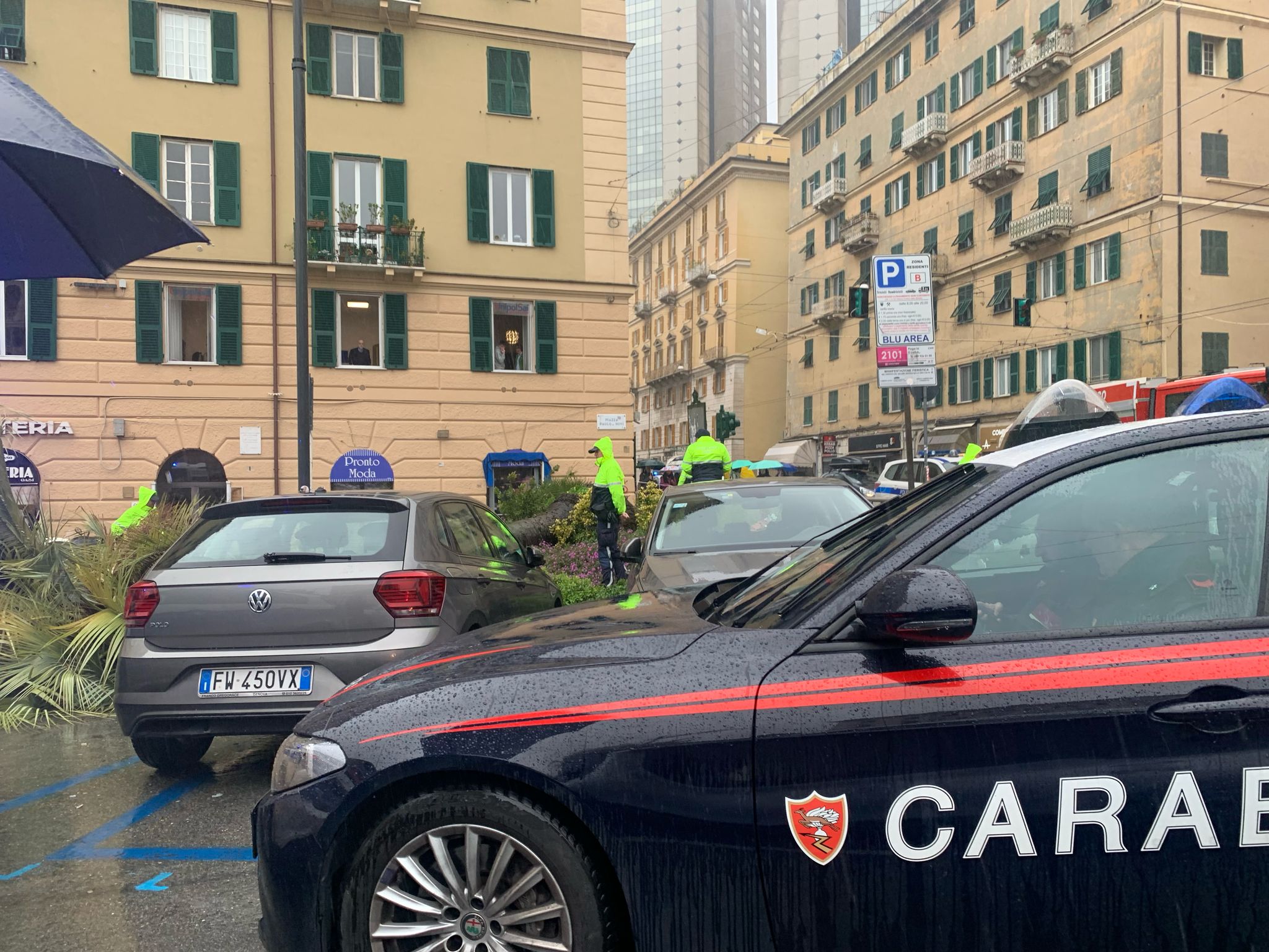 I soccorsi in piazza Paolo da Novi