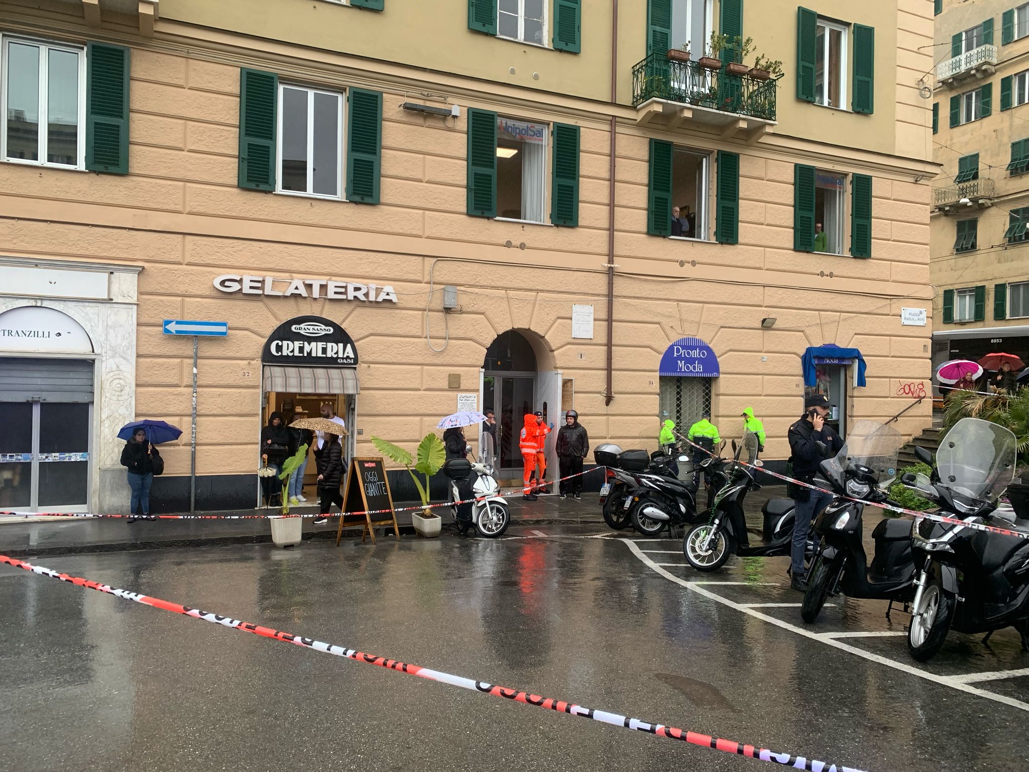 La polizia locale ha transennato la restante parte di piazza