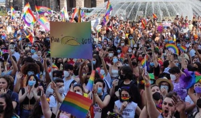 Genova, i colori del Liguria Pride nelle vie del centro