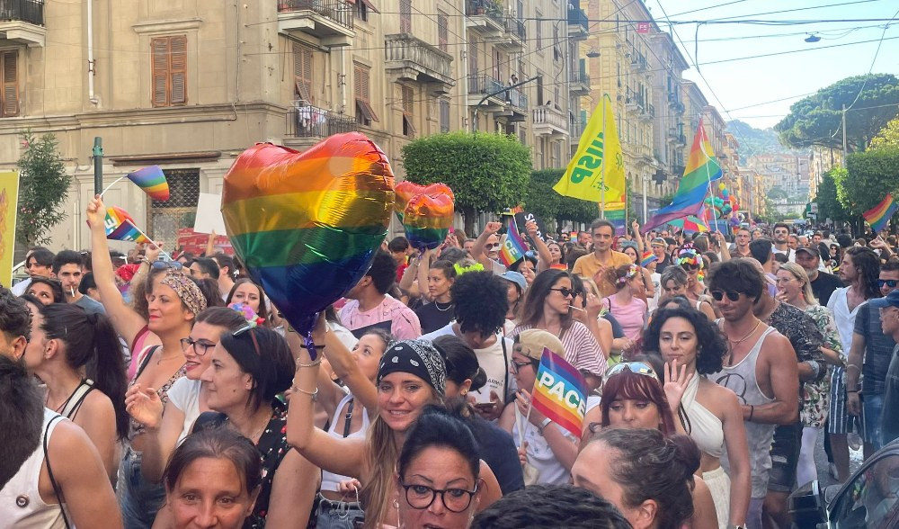 L'orgoglio Lgbtq+ sfila in piazza per la prima volta alla Spezia 