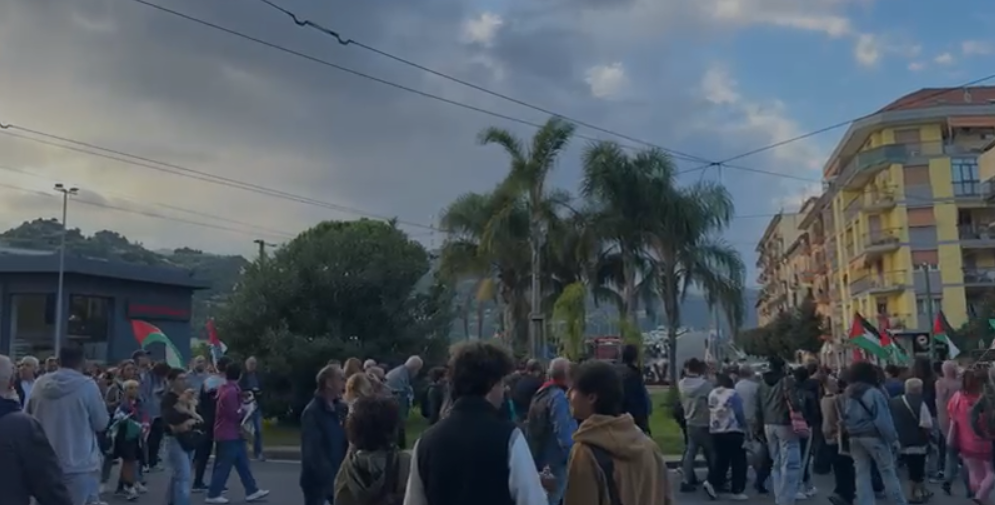 Corteo dei pro-Pal blocca il traffico a Ventimiglia