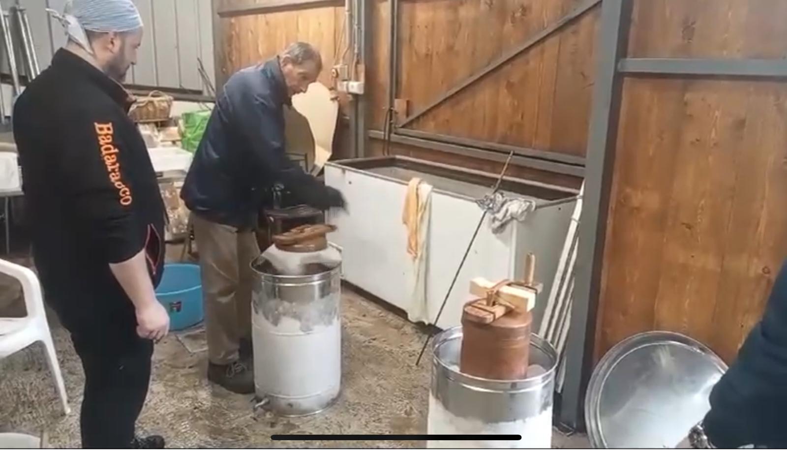 Il gelato fatto a mano con il ghiaccio del monte Penna: la tradizione a S. Maria del Taro