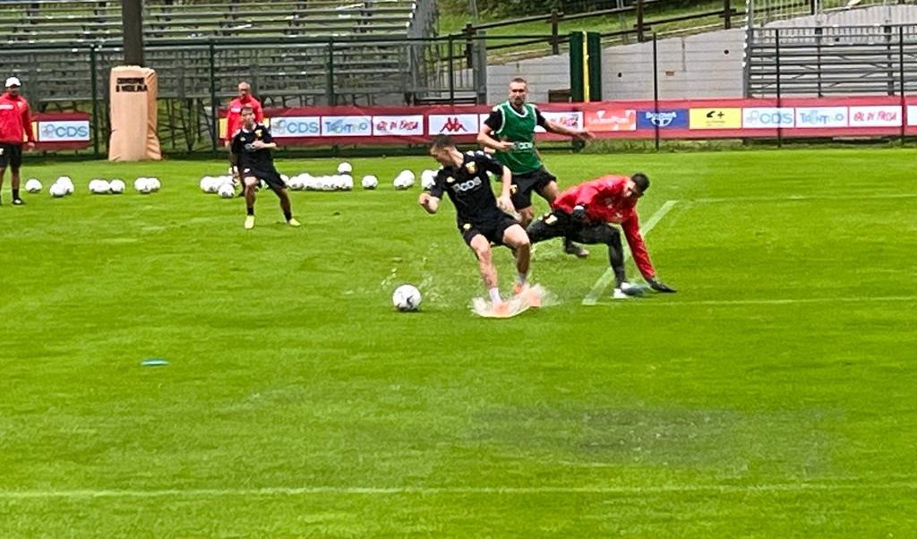 Genoa, allenamento sotto al diluvio 