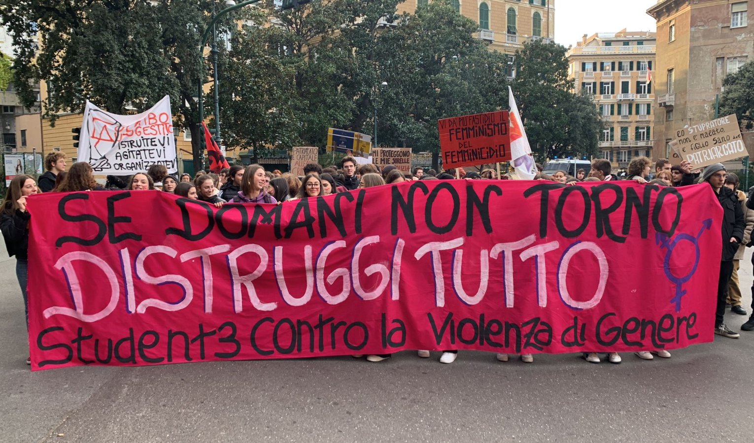 Genova, studenti in piazza per dire no alla violenza di genere