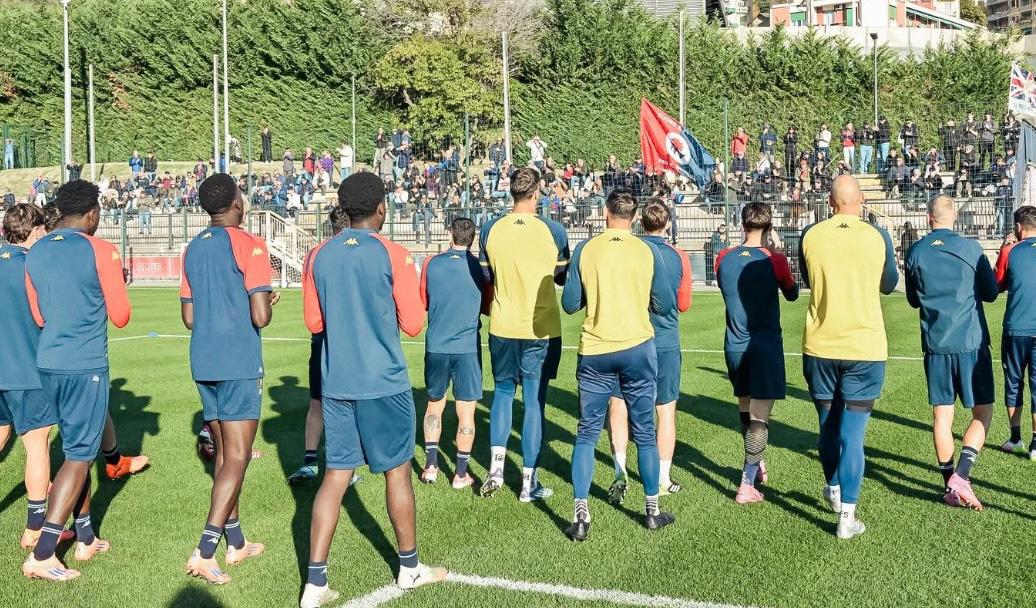 Genoa, in centinaia a Pegli: De Rossi prepara la sfida col Cagliari tra rientri e nuovi stop