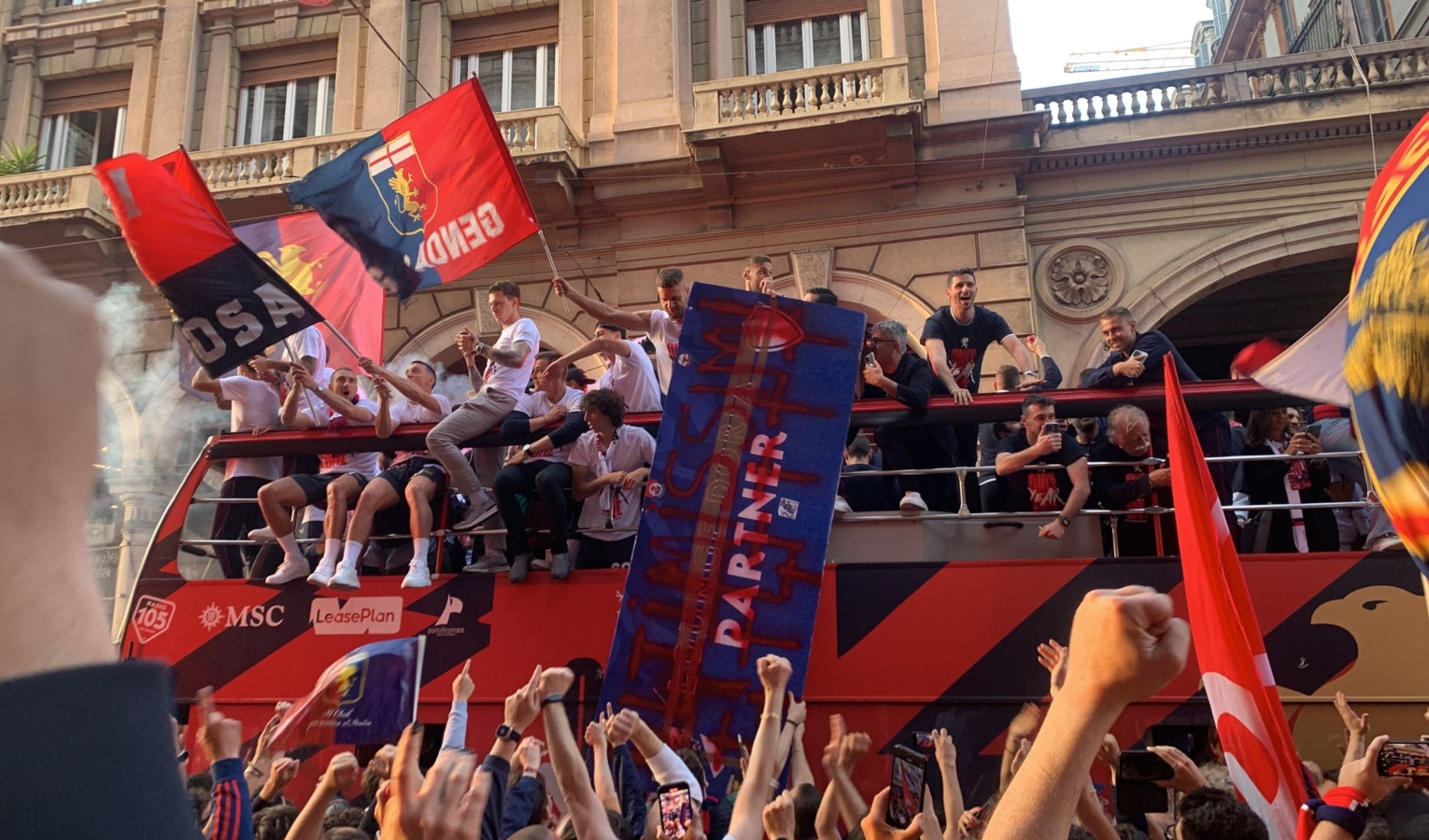 Genoa in A: è festa a tinte rossoblù in città tra cori, bandiere e caroselli