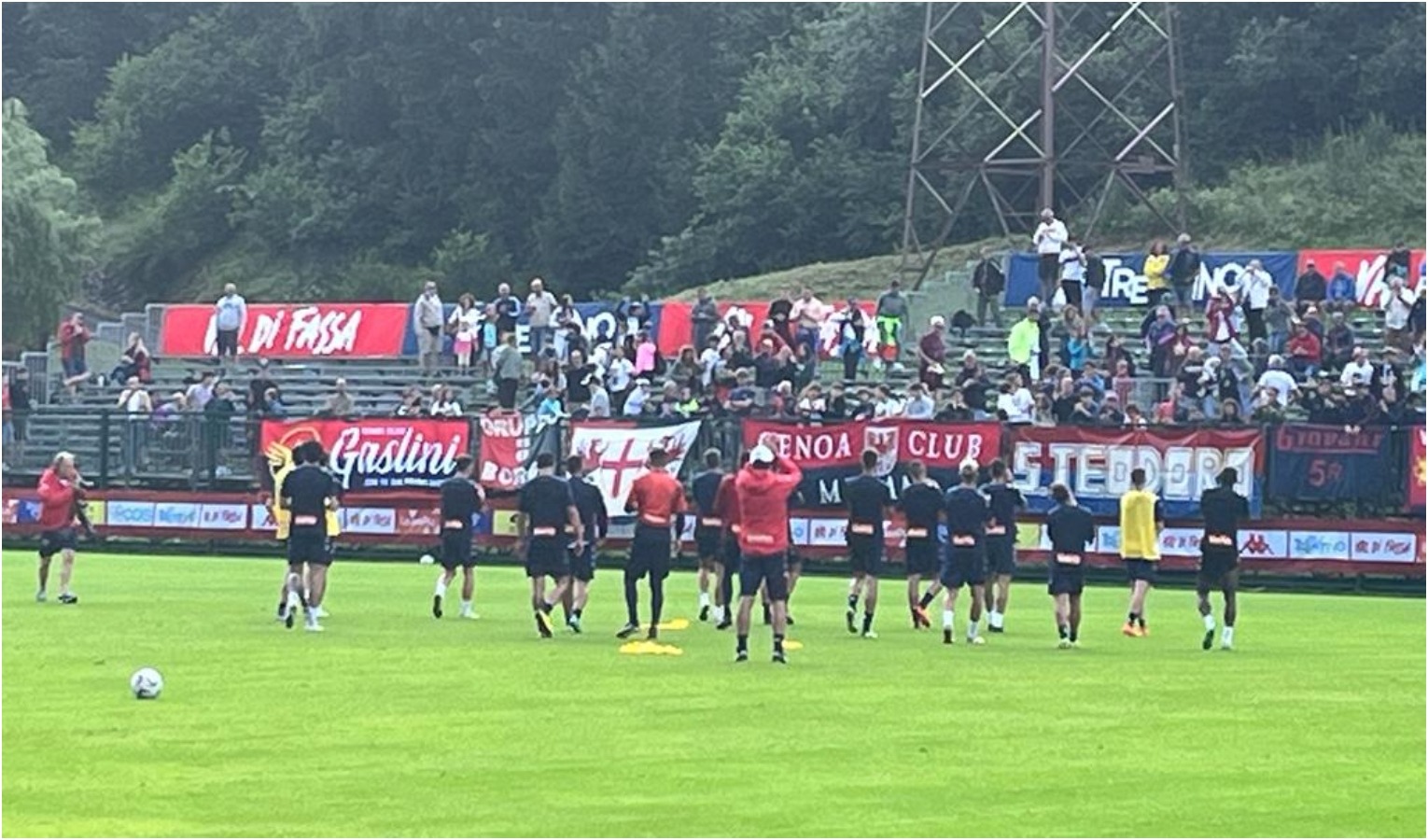 Genoa, prima partitella tra gol e sudore. Gila e la squadra dai tifosi