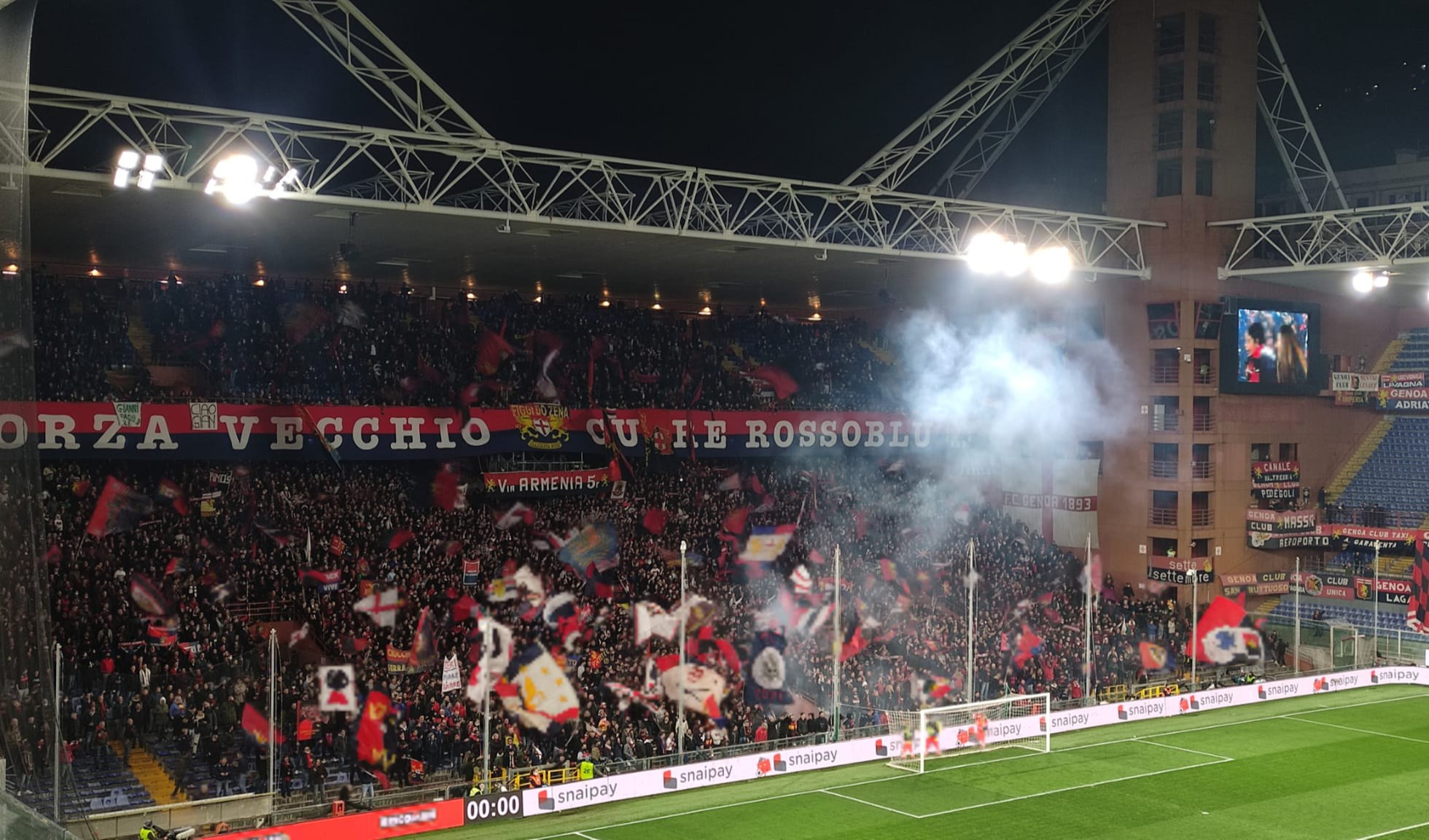 Genoa, la Nord ai tifosi: coloriamo lo stadio con sciarpe e maglie rossoblu 
