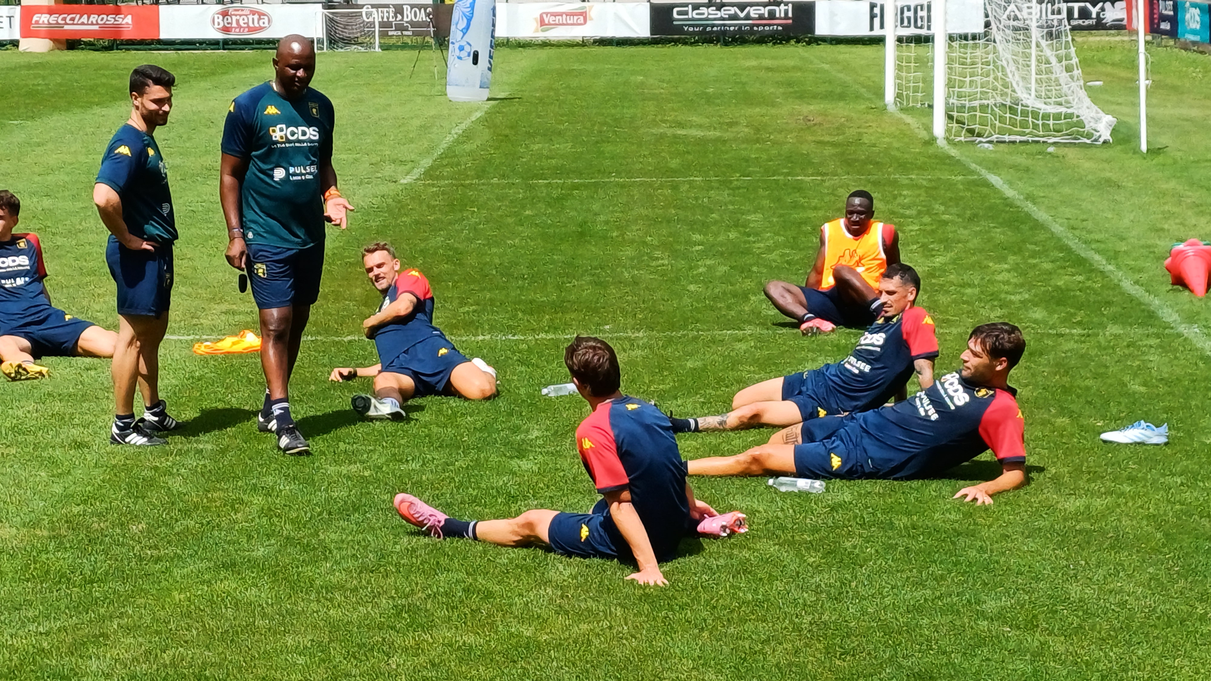 Seduta di stretching per alcuni rossoblù sotto lo sguardo attento di Vieira