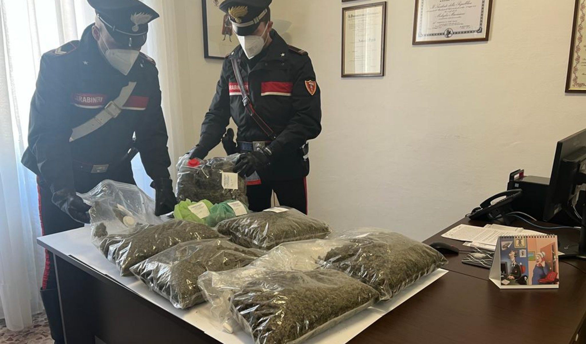 Genova, fermati in auto scappano e lanciano 5kg di droga dal finestrino