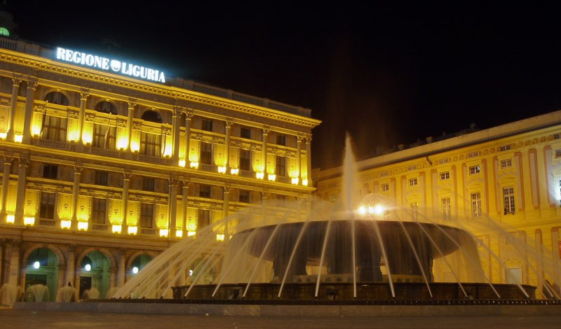 Genova, uomo aggredito in piazza De Ferrari: indagini in corso