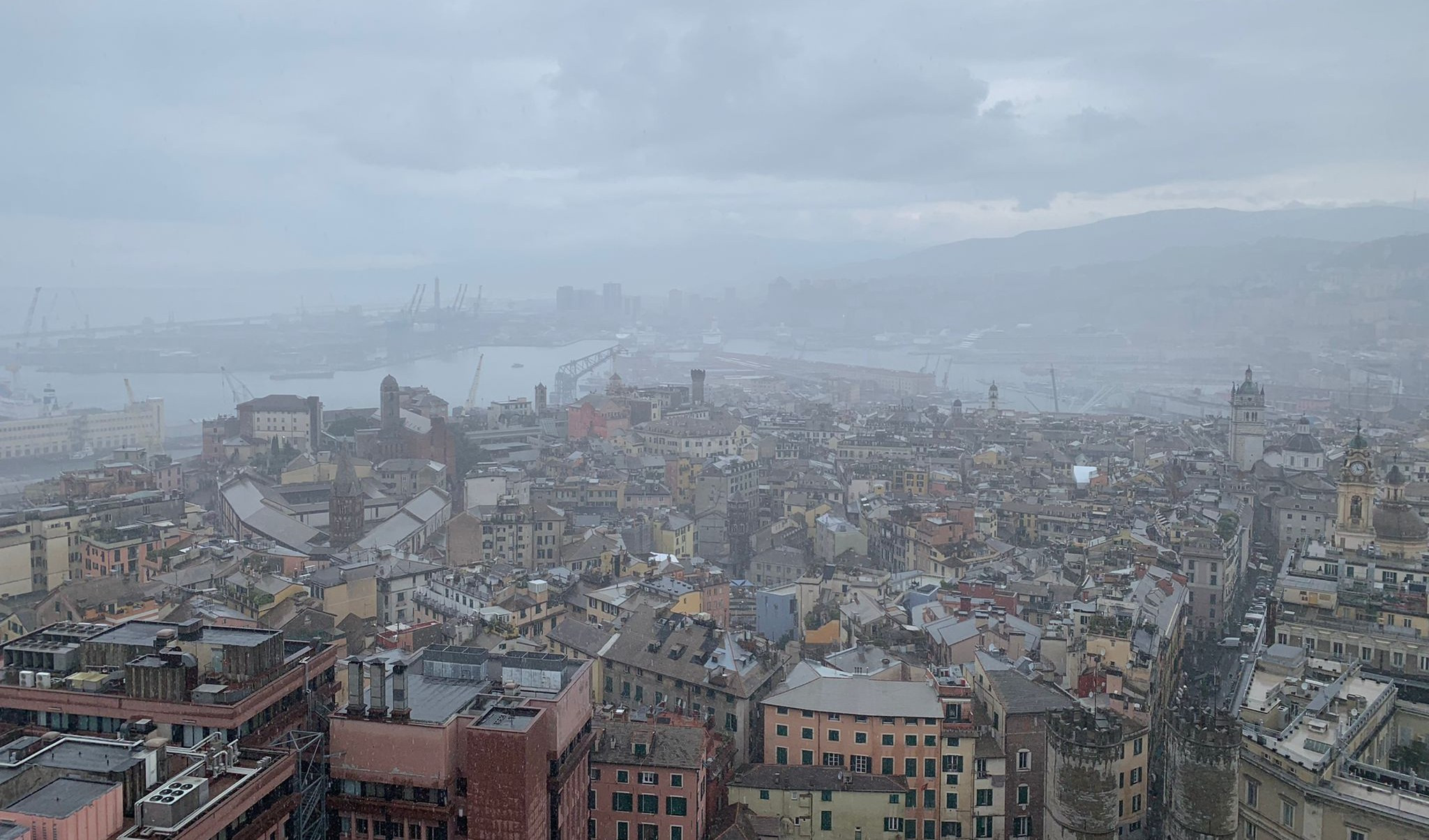 Maltempo, pioggia e grandine su Genova: 60mm in un'ora