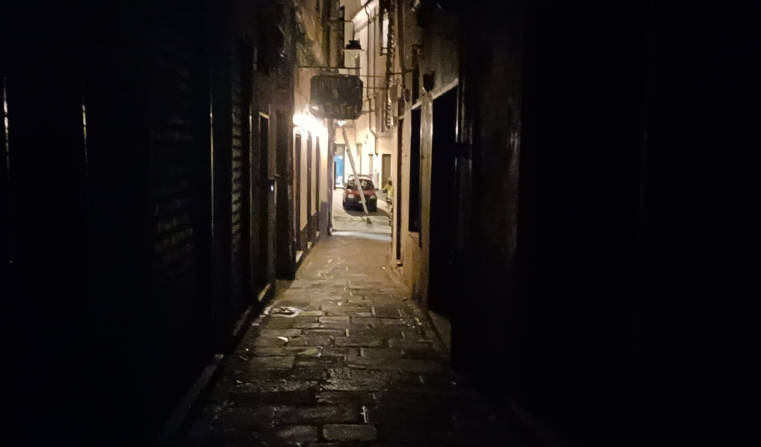 Genova, vicoli al buio: Sos sicurezza nel centro storico