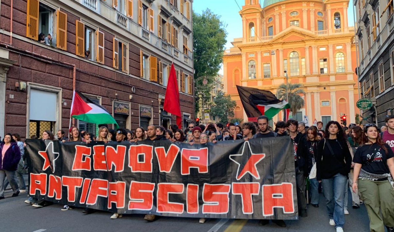 Genova, il corteo antifascista paralizza il centro città