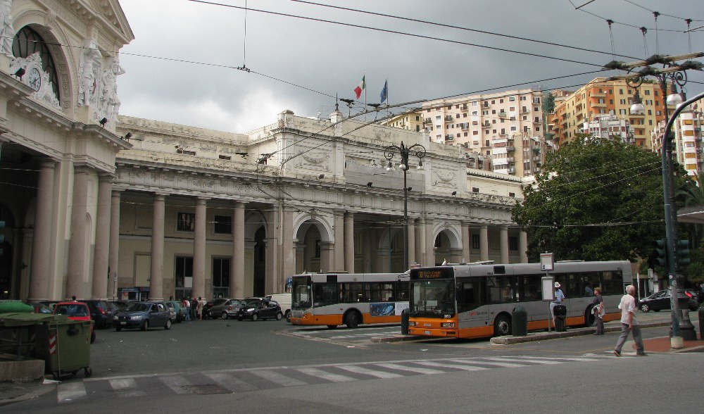 Genova, uomo colpito da treno a Principe: all'ospedale