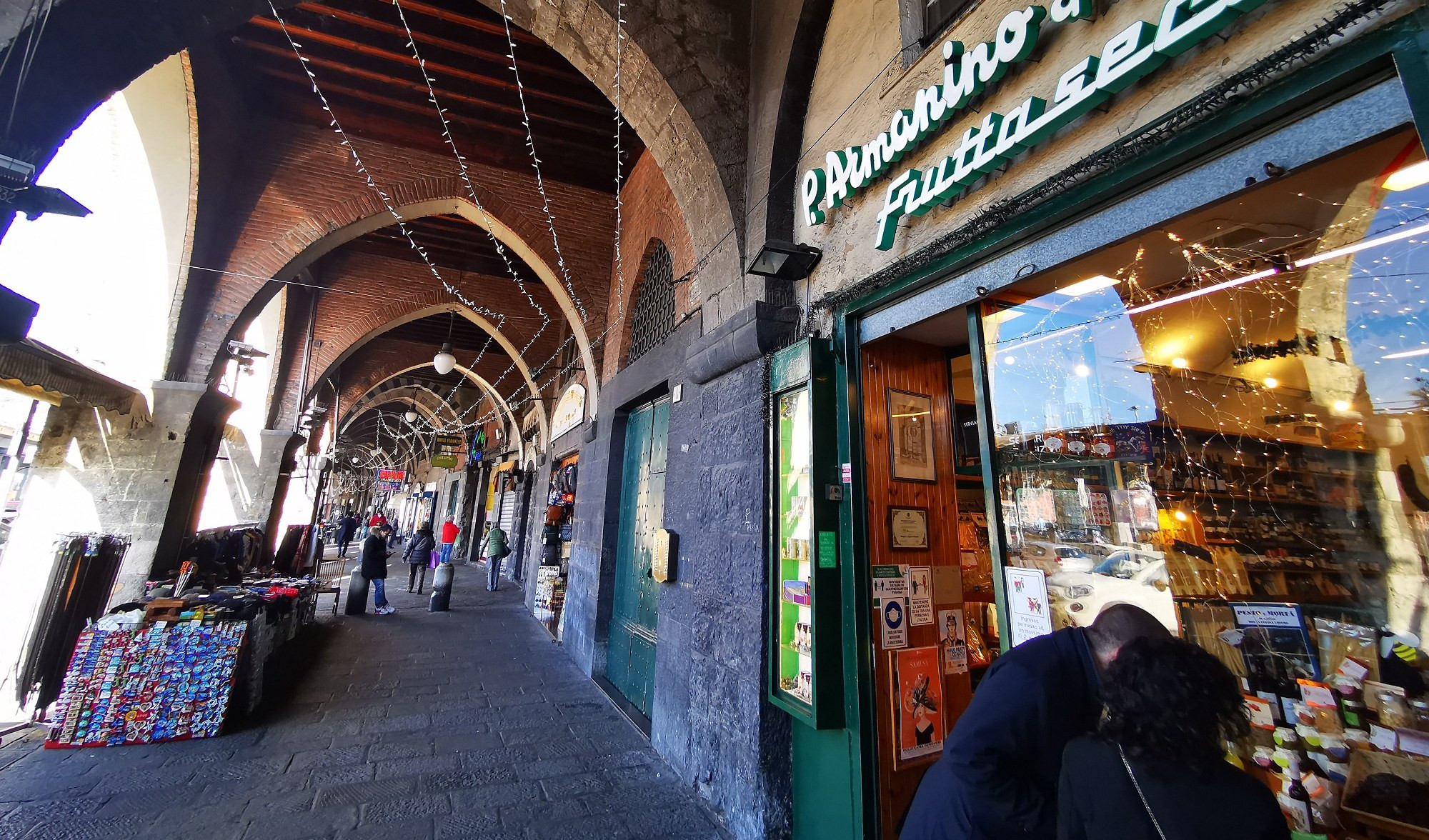 Genova, uomo accoltellato in Sottoripa: è grave