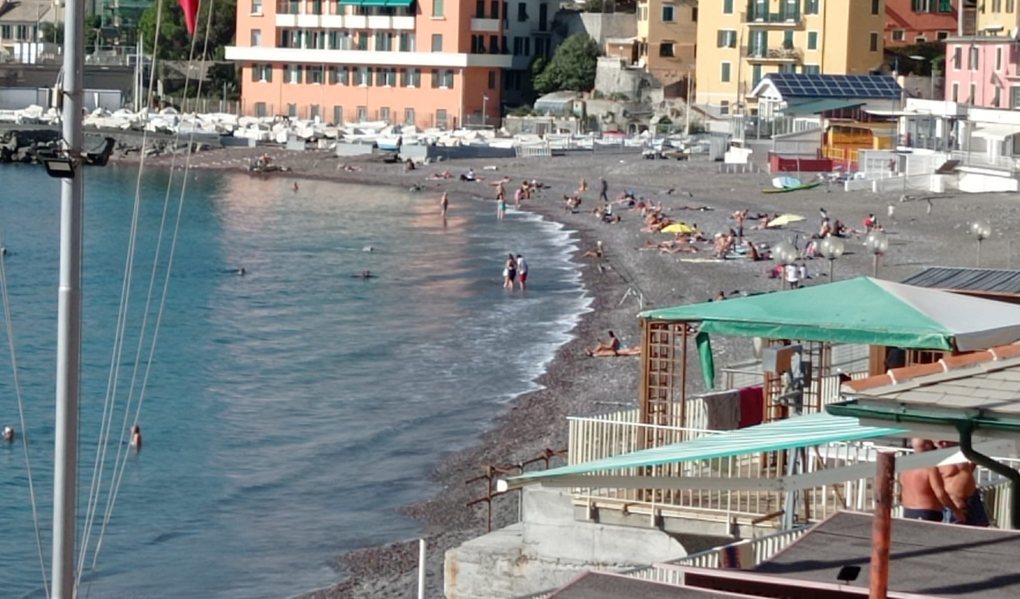 Caldo fuori stagione in Liguria, sfiorati i 30 gradi e a Genova c'è chi fa il bagno in mare 